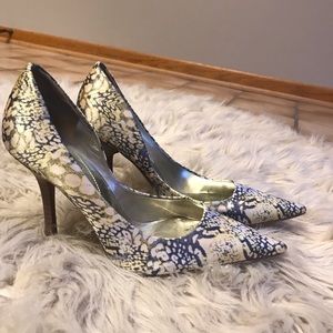 Size 6 Never worn guess heals